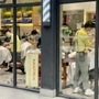 封鎖生活で伸びた髪の毛を切りに。理髪店は大盛況。