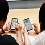 スマホでポイントサイトを使いこなすふわまろさん夫婦＝静岡県内