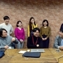 ２０代の社員が多く活気のある職場。前列中央が坂本さん