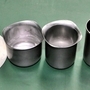 ステンレス鋼板（左端）からタンブラー（右端）が出来上がるまでの製造工程＝いずれも加西市網引町丸山、カネミツテクニカルセンター