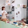 「デモスペース伊丹」に出店した高橋智恵さん（左）と新井組の渡辺太郎・成長戦略部長