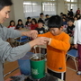 ２００４・１１・２６　子どもたちとろうそくを作る赤松さん＝明石市立松が丘小学校