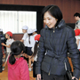 防災教育を進める小学校で、子どもと話し合う大木聖子さん＝神奈川県藤沢市、市立鵠南（こうなん）小学校
