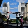 西宮北口駅前にそびえる再開発ビル「アクタ西宮」（奥の２棟）。再び、人を呼び込めるか（撮影・笠原次郎）