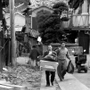 生活に必要な物を運び出す住民ら＝１７日、淡路市富島