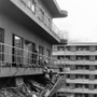 神戸市立西市民病院の救助作業。ベランダからも救出が行われた＝１７日午後、神戸市長田区一番町２
